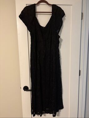 BloomChic Black Lace Maxi Dress with Cap Sleeves. Size women’s 22 plus US.
